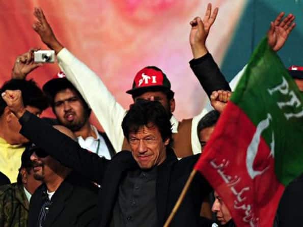 Imran Khan's anti-corruption rally attracts 100,000 people in Pakistan