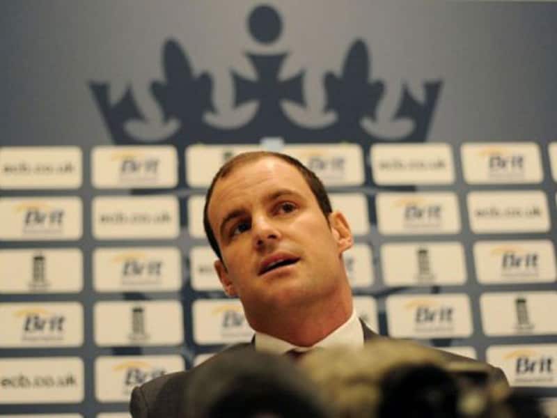 Andrew Strauss backs struggling England bowling attack