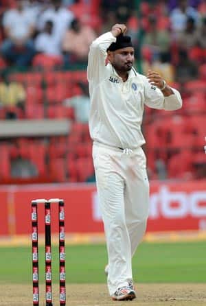 Ashwin, Ojha's success could thwart Harbhajan's comeback Ashwin, Ojha's success could thwart Harbhajan's comeback