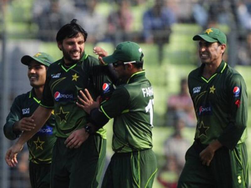 Shahid Afridi five-for rocks Bangladesh