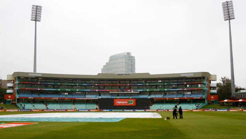 Rain abandons play