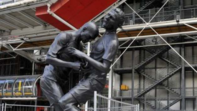 Humour: BCCI to unveil bronze statue of Harbhajan Singh slapping Sreesanth!