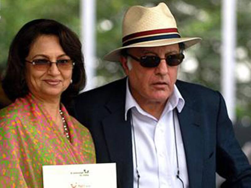 Sharmila Tagore (L) with husband Mansur Ali Khan Pataudi