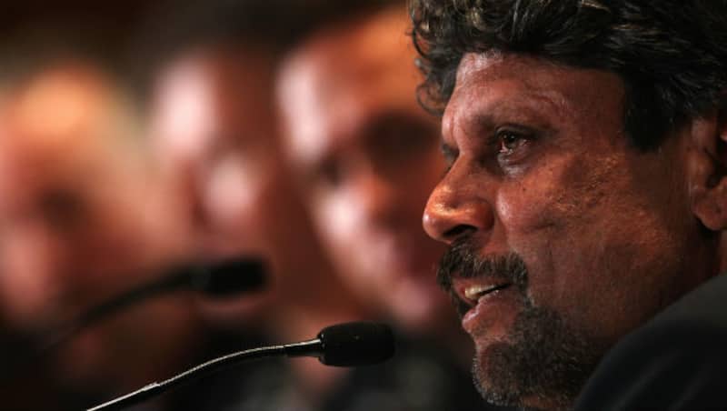 Sachin Tendulkar should not be burdened with responsibilities: Kapil Dev