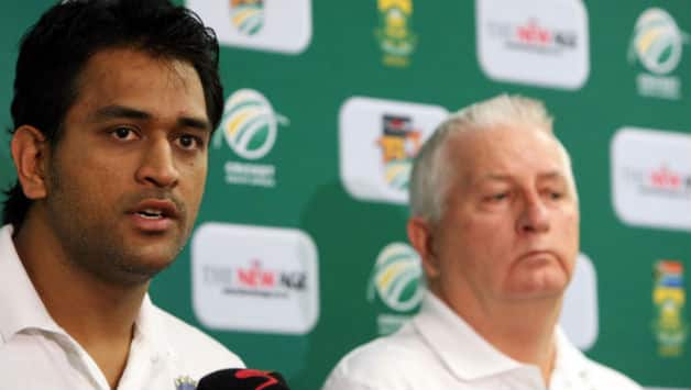MS Dhoni, Prabir Mukherjee ignore each other at Eden Gardens MS Dhoni, Prabir Mukherjee ignore each other at Eden Gardens