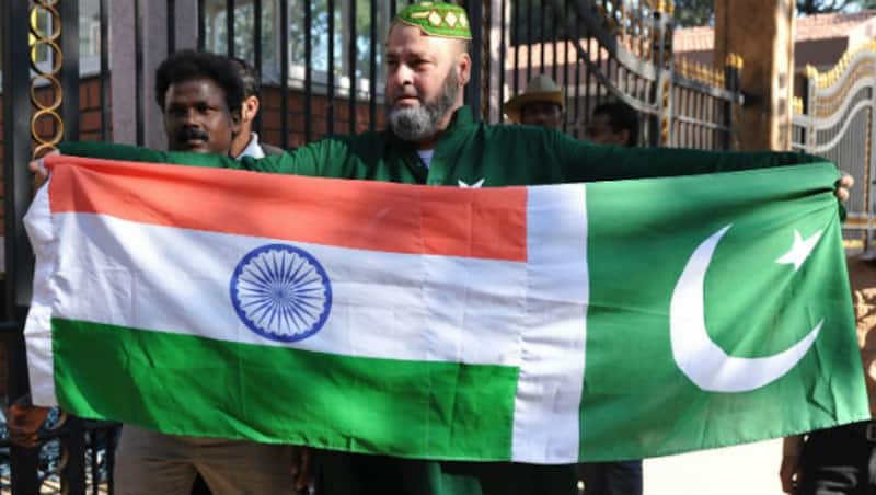 Pakistan fan from Chichago struggles his way into Chinnaswamy stadium