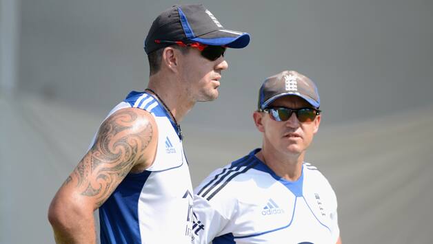 Kevin Pietersen signs England's central contract Kevin Pietersen signs England's central contract