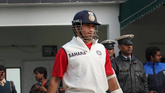 Sachin Tendulkar fan breaches security durng Services-Mumbai Ranji Trophy tie