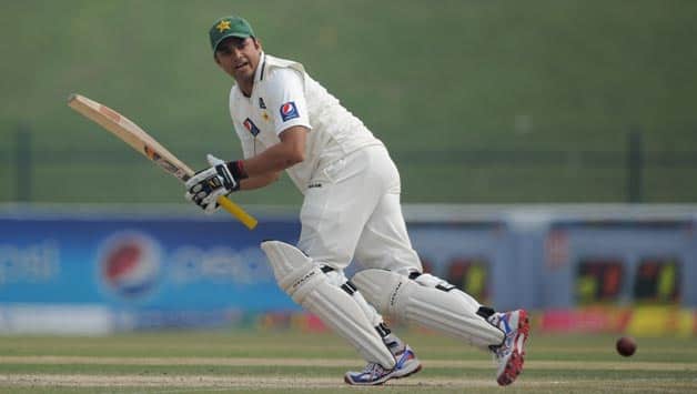 Pakistan hold fort to reach 84/2 at lunch on Day 3
