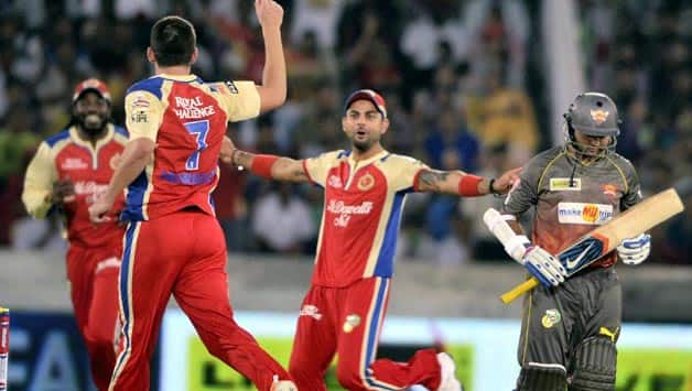 IPL 2013: Sunrisers Hyderabad and Royal Challengers Bangalore involved in a tie, match moves into Super-Over