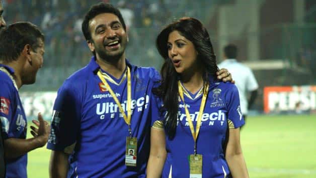 IPL 2013 spot-fixing controversy: Raj Kundra prays; Shilpa Shetty takes solace from mother IPL 2013 spot-fixing controversy: Raj Kundra prays; Shilpa Shetty takes solace from mother