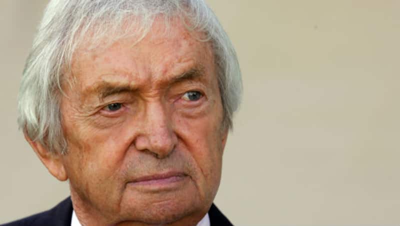 Richie Benaud to commence 37th year with Channel Nine in Ashes Test at Brisbane