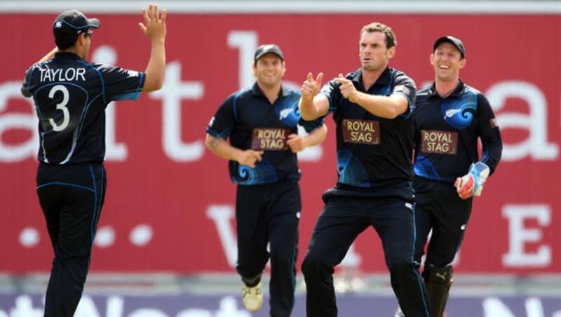 New Zealand pull off 5-run victory in high-scoring thrillier against England