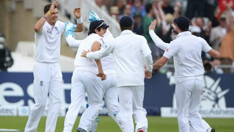 England vs Australia Live Cricket Score, Ashes 2013 1st Test: Steven Finn takes two early wickets
