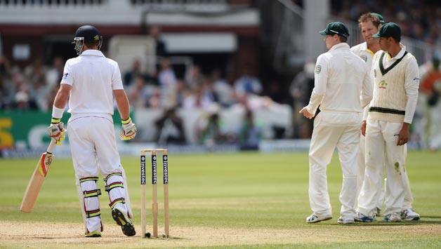 Ashes 2013: Cricket Australia to investigate obsene tweet following Ian Bell's controversial decision