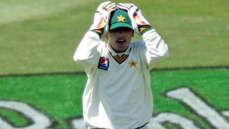 Adnan Akmal, Robin Petersen fined after on-field altercation during Pakistan-South Africa 1st Test