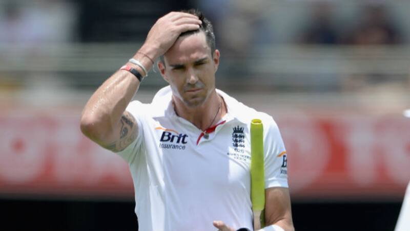 Ashes 2013-14: England lose Kevin Pietersen before lunch on Day 4 of 1st Test; Australia near victory