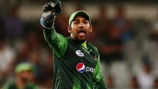 VIDEO: धोनी बनने चले पाकिस्तानी कप्तान सरफराज, हुए बुरी तरह फ्लॉप