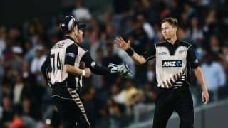Trent Boult overshadows Hashim Amla as NZ restrict SA to 185/6 at Auckland