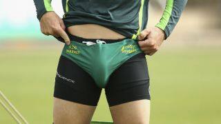 Photo: David Warner, will you please keep your pants up?